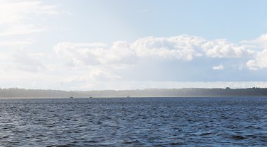 Fırtınalı göl manzara Yatlar su ile.