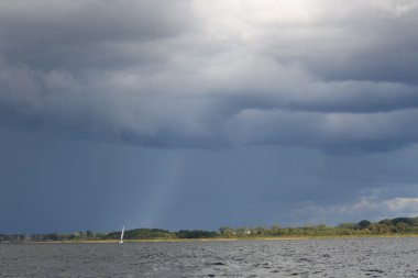 Fırtınalı göl manzara Yatlar su ile.