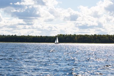 Göl manzara ile yatlar
