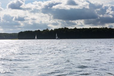 Göl manzara ile yatlar