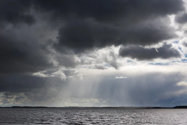 Lago tormentoso paisaje con yates en el agua . — Foto de Stock