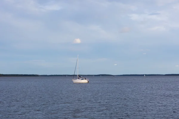 Lake landscape with yachts — Stock Photo, Image