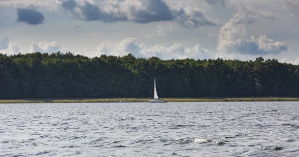 Озерний пейзаж з яхтами — стокове фото