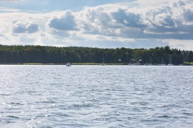 Göl manzara ile yatlar