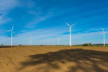 Sürülmüş alanlar ve rüzgar çiftliği