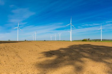 Sürülmüş alanlar ve rüzgar çiftliği