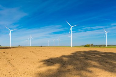 Sürülmüş alanlar ve rüzgar çiftliği