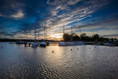 Yachtboats akşam bağlantı noktaları