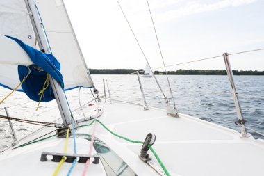 Gölde yüzmeye yat ön kısmını.