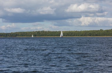 Göl kenarında Yelkenliler