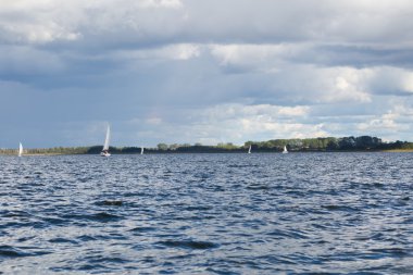 Göl kenarında Yelkenliler