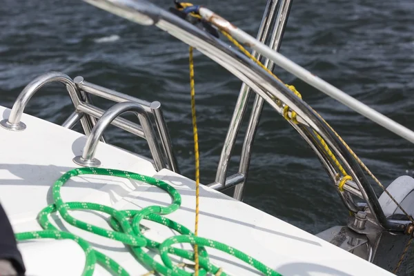 Back part of yacht swimming on lake. — Stock Photo, Image