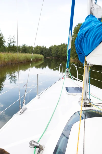 Front part of yacht swimming on lake. — Stock Photo, Image