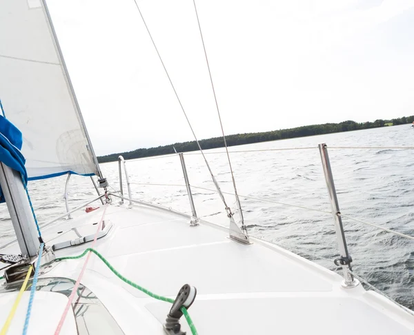 Front part of yacht swimming on lake. — Stock Photo, Image