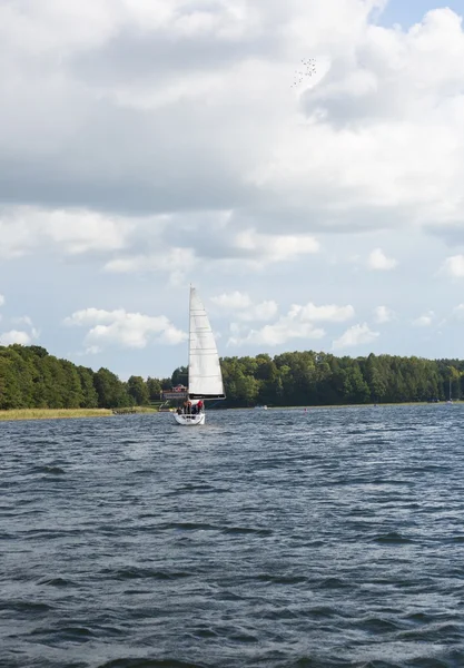 Sailboats on lake — Stock Photo, Image