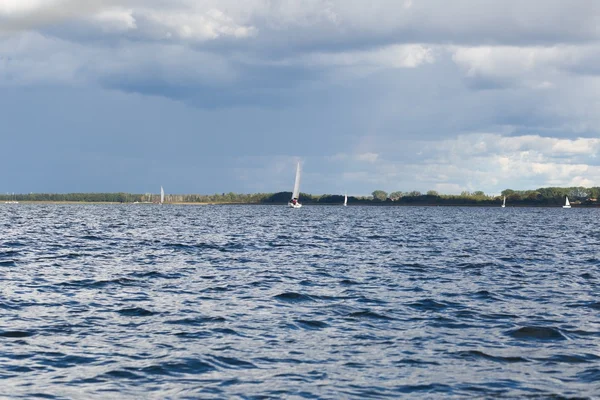 Sailboats on lake — Stock Photo, Image