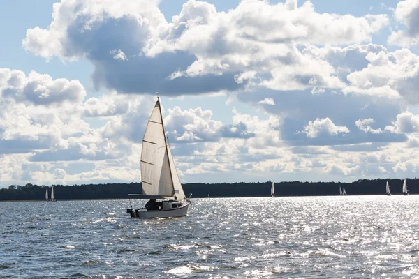 Sailboats on lake — Stock Photo, Image