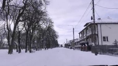 Köyden geçiyorum. Arabadan kışlık POV. Yüksek kalite 4k görüntü