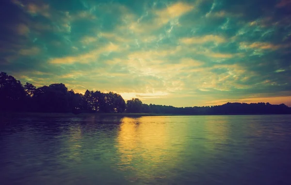 Vintage foto de belo pôr do sol sobre lago calmo — Fotografia de Stock