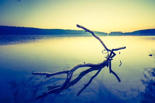 Foto vintage de la hermosa puesta de sol sobre el lago tranquilo —  Fotos de Stock