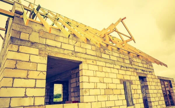 Foto vintage de casa inacabada en el campo — Foto de Stock