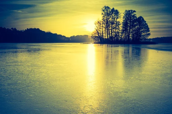 Vintage foto de lago congelado paisagem — Fotografia de Stock