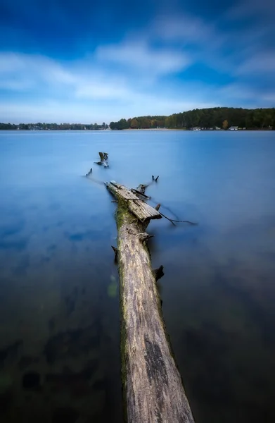 Long exposure landscape of lake shore — Stock Photo, Image
