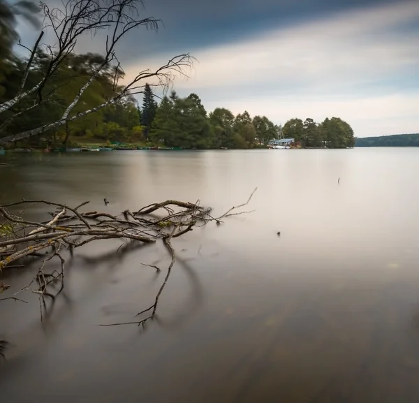 Paesaggio a lunga esposizione della riva del lago — Foto Stock