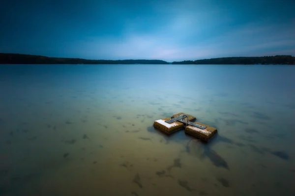 Paisagem de exposição longa da costa do lago — Fotografia de Stock