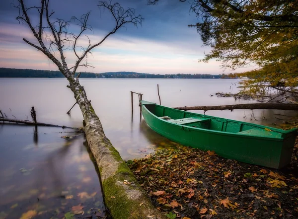 De oever van het meer met afgemeerd boot. Lange blootstelling — Stockfoto