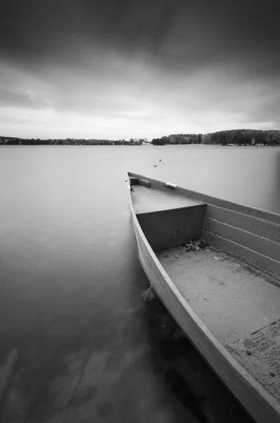 Lake shore with moored boat. Long exposure — Stock Photo, Image