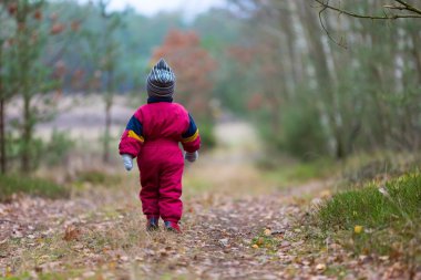 Ormandaki kırsal kumlu karayoluyla yürüyüş çocuk ile anne