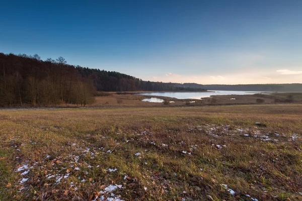 Na šířku polí v pozdě na podzim nebo v zimě — Stock fotografie