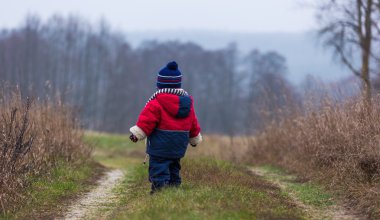 Sonbahar kötü hava, kırsal kesimde yürüyen çocuk