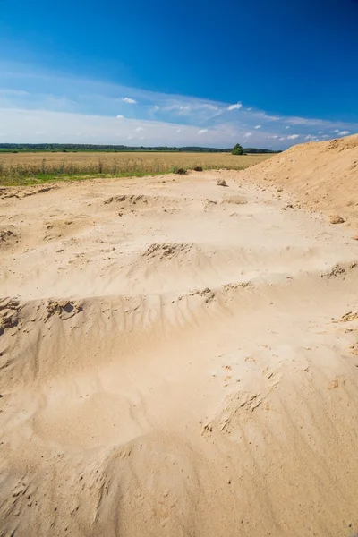 Gedroogde grond in de buurt van velden — Stockfoto