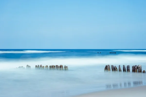 Mar Báltico con rompeolas — Foto de Stock