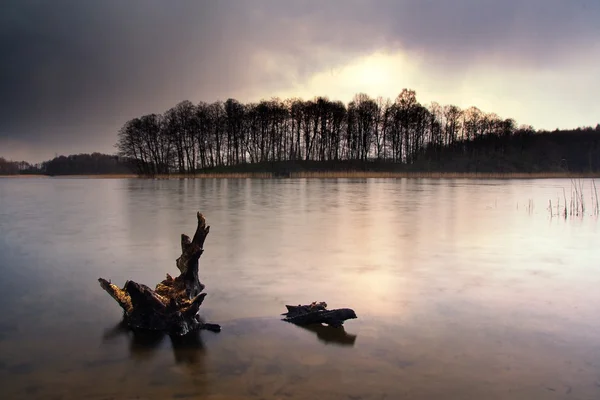 Sjön med stormig himmel — Stockfoto