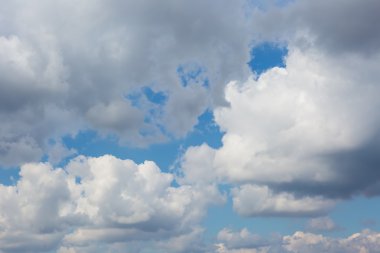 Beyaz bulutlu gökyüzü