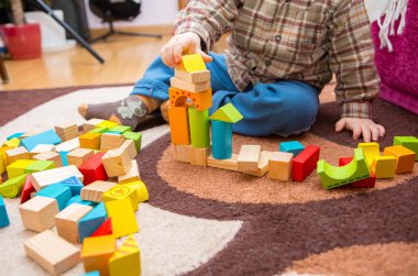 Tahta bloklar ile oynayan küçük çocuk