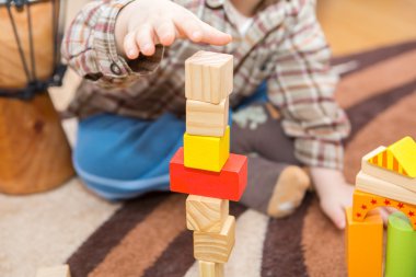 Tahta bloklar ile oynayan küçük çocuk