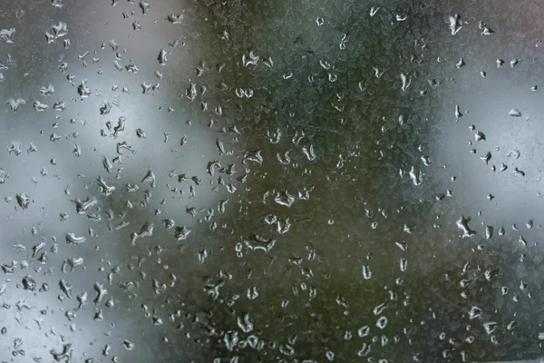 Капли воды на грязном окне — стоковое фото