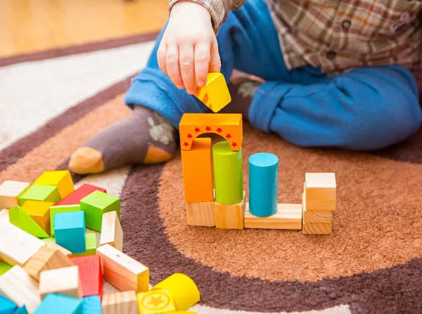 Kleines Kind spielt mit Holzklötzen — Stockfoto