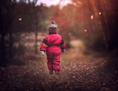 Açık oynayan küçük çocuk