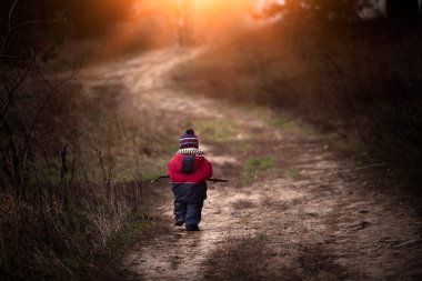 Açık oynayan küçük çocuk