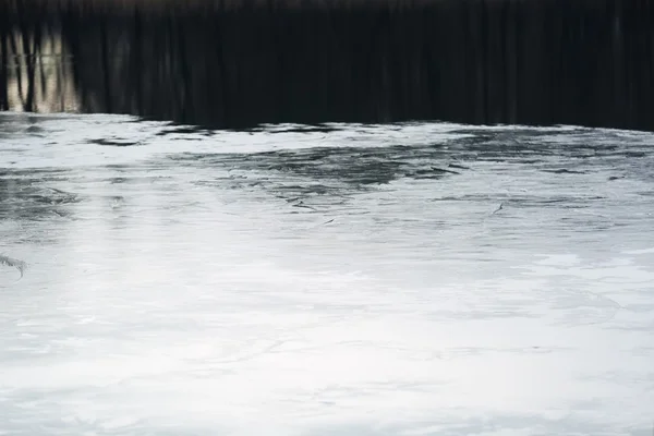 Замерзшая поверхность озера — стоковое фото