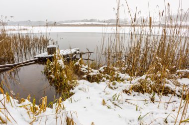 Kar ile kaplı İskelesi ile manzara