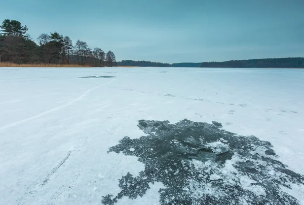 Lago congelado con agujero en el hielo hecho por el pescador — Foto de Stock