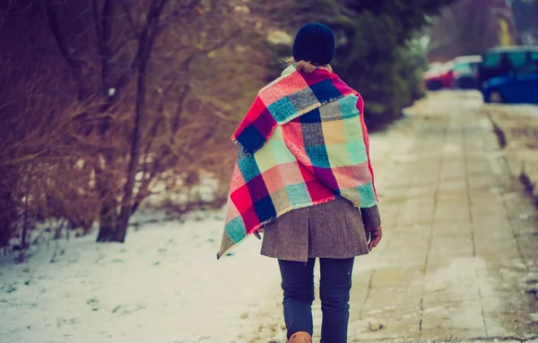 Foto vintage di ragazza che cammina sul marciapiede in inverno — Foto Stock