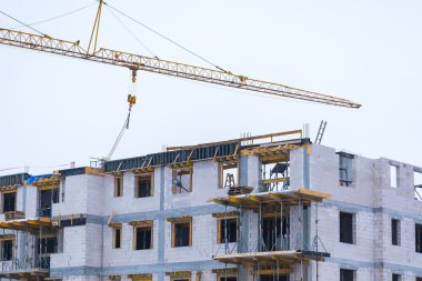 Vinçli ve binalı inşaat alanı