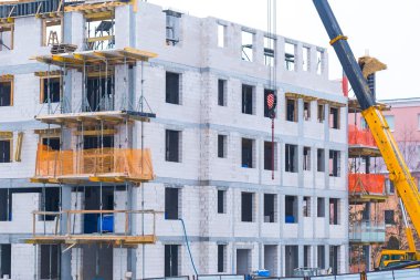 Vinçli ve binalı inşaat alanı